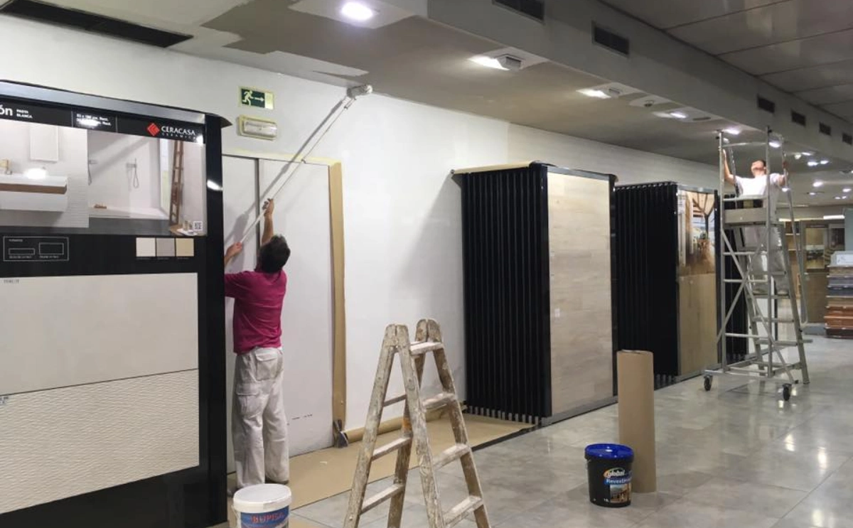 obreros trabajando con nuestros materiales